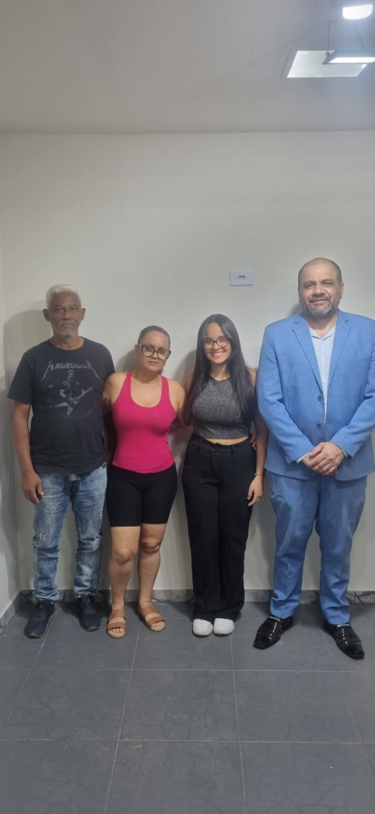 Registro da conquista de Beatriz Esteves, acompanhada de familiares e do professor