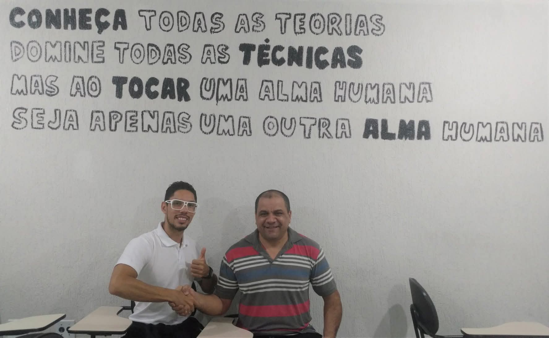 Thiago Verissimo ao lado do professor em sala de aula